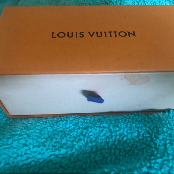 Authentic Women’s Louis Vuitton Sunglass - Picture 13 of 15
